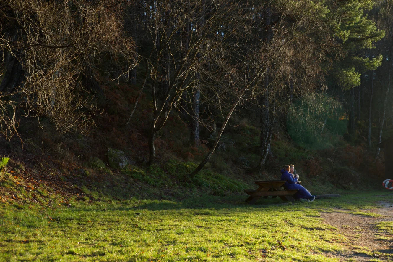 To kvinner nyter kaffe i norsk høst - med hver sin Utekos Dun