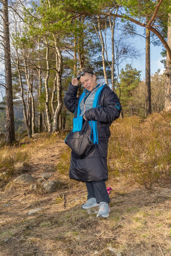 Lady enjoying the autumn sun with her Utekos SE Fjellhimmel
