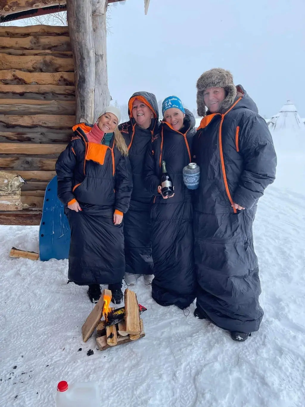 Klassegjeng runt bål med Utekosene sine